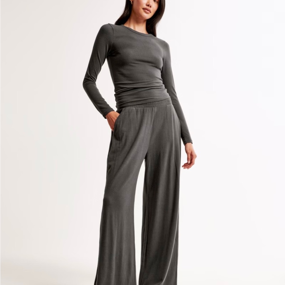 Abercrombie Long-Sleeve Cozy Lounge Knit Tuckable Crew T in Dark Gray, M.